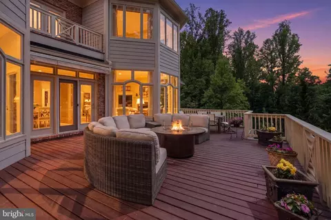 Exterior - 7818 Crownhurst Ct, Mclean, VA 22102 photo 2 of 10