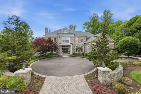 Exterior - 7818 Crownhurst Ct, Mclean, VA 22102 photo 3 of 10