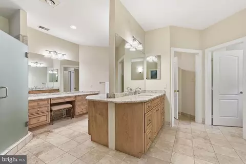 Bath - 7818 Crownhurst Ct, Mclean, VA 22102 photo 2 of 6