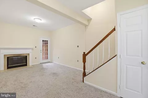 Living - 6537 Milva Ln, Springfield, VA 22150 photo 2 of 3