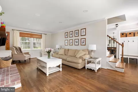 Living - 9100 Donna Dean Dr, Springfield, VA 22153 photo 2 of 3