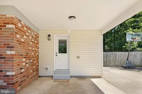 Exterior - 9100 Donna Dean Dr, Springfield, VA 22153 photo 13 of 31