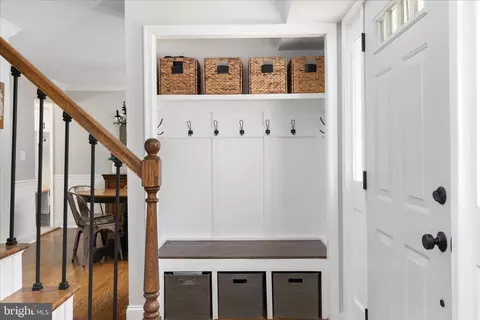 Entry Way - 9100 Donna Dean Dr, Springfield, VA 22153 photo 2 of 8