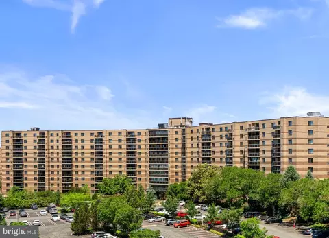 8340 Greensboro Dr #625, Mclean, VA 22102