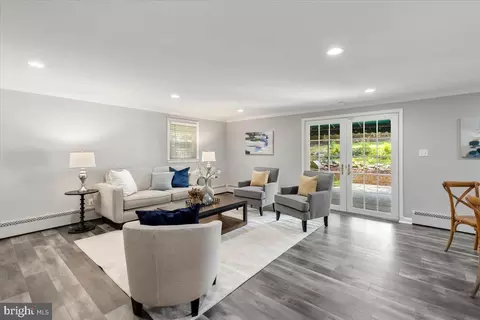 Living - 6163 Kellogg Dr, Mclean, VA 22101 photo 2 of 6