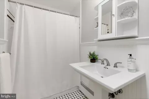 Bath - 6163 Kellogg Dr, Mclean, VA 22101 photo 2 of 4