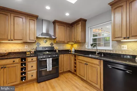 Kitchen - 6163 Kellogg Dr, Mclean, VA 22101 photo 3 of 5