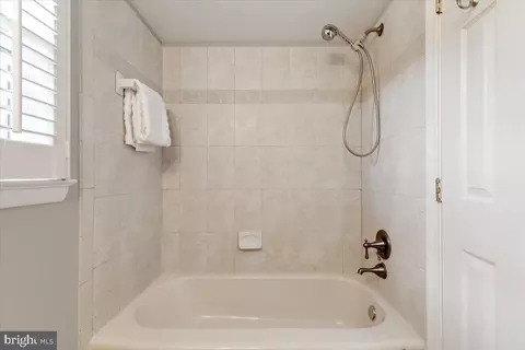 Bath - 6163 Kellogg Dr, Mclean, VA 22101 photo 3 of 4