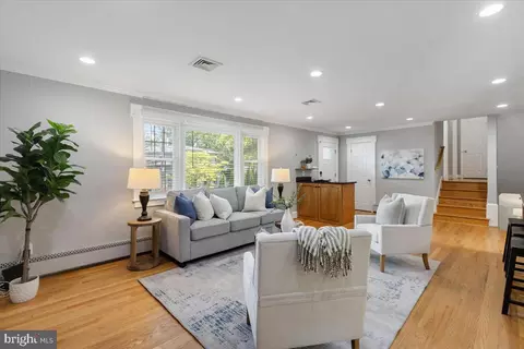 Living - 6163 Kellogg Dr, Mclean, VA 22101 photo 3 of 6