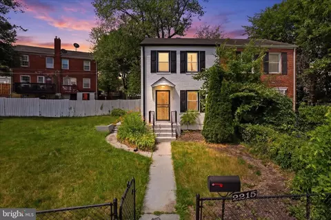 2215 Farrington Ave, Alexandria, VA 22303
