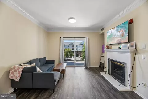 Living - 1591 Spring Gate Dr #3311, Mclean, VA 22102 photo 2 of 5