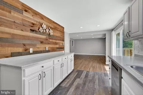 Entry Way - 9501 Ironmaster Dr, Burke, VA 22015 photo 2 of 2