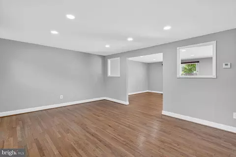 Living - 9501 Ironmaster Dr, Burke, VA 22015 photo 2 of 4