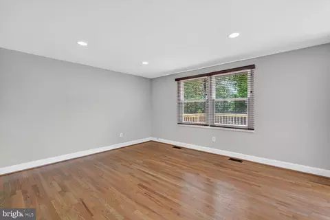 Living - 9501 Ironmaster Dr, Burke, VA 22015 photo 3 of 4