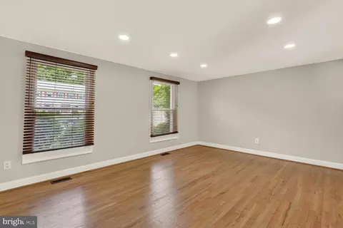 Living - 9501 Ironmaster Dr, Burke, VA 22015 photo 1 of 4