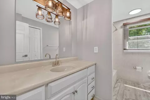 Bath - 9501 Ironmaster Dr, Burke, VA 22015 photo 2 of 2
