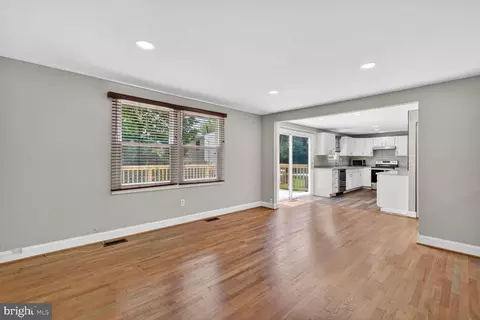 Living - 9501 Ironmaster Dr, Burke, VA 22015 photo 4 of 4