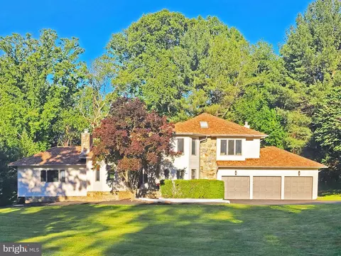905 Falls Bridge Ln, Great Falls, VA 22066