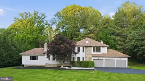 905 Falls Bridge Ln, Great Falls, VA 22066