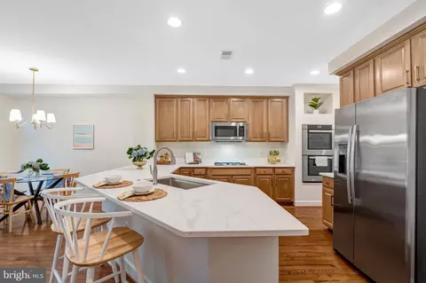 104 Herndon Mills Cir, Herndon, VA 20170