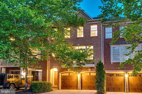 104 Herndon Mills Cir, Herndon, VA 20170