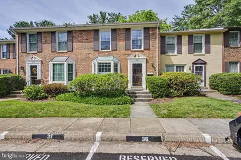 226 Commons Dr NW, Vienna, VA 22180