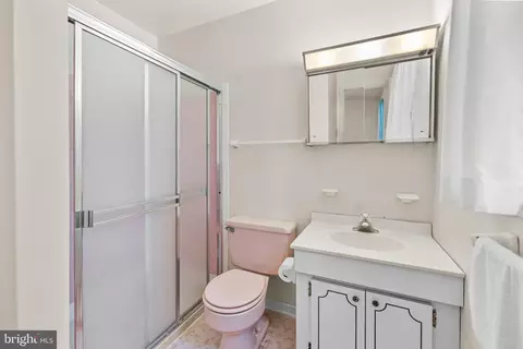 Bath - 6914 Hadlow Dr, Springfield, VA 22152 photo 2 of 4
