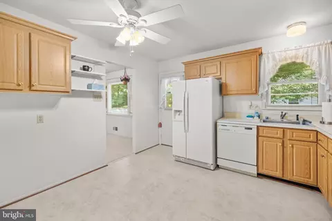 Entry Way - 6914 Hadlow Dr, Springfield, VA 22152 photo 1 of 3