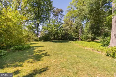 2101 Woodmont Rd, Alexandria, VA 22307
