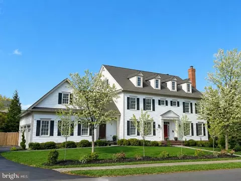 904 Locust St, Herndon, VA 20170