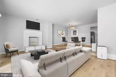 3824 Persimmon Cir, Fairfax, VA 22031