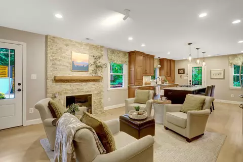 Living - 7506 Oriole Ave, Springfield, VA 22150 photo 3 of 7