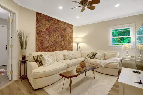 Living - 7506 Oriole Ave, Springfield, VA 22150 photo 7 of 7