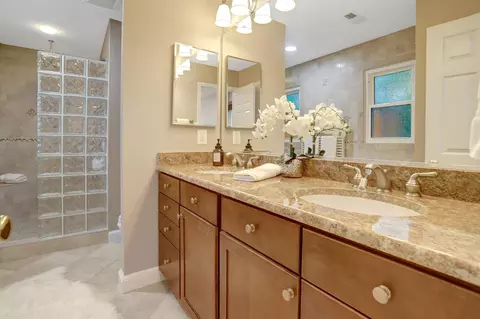 Bath - 7506 Oriole Ave, Springfield, VA 22150 photo 1 of 10