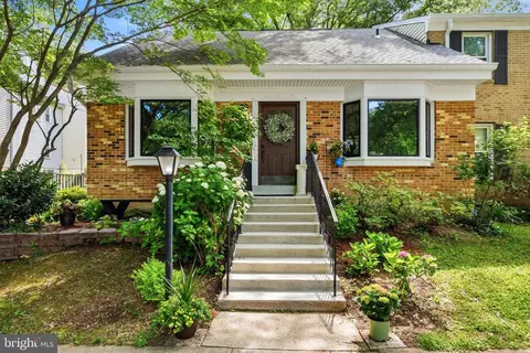 9913 Kingsbridge Dr, Fairfax, VA 22031