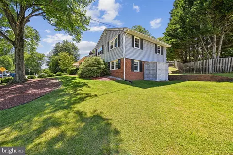 Exterior - 5643 Inverchapel Rd, Springfield, VA 22151 photo 9 of 18