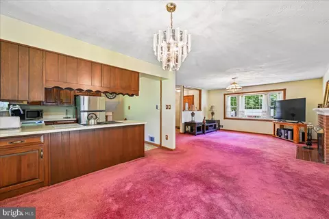 Living - 5643 Inverchapel Rd, Springfield, VA 22151 photo 7 of 8