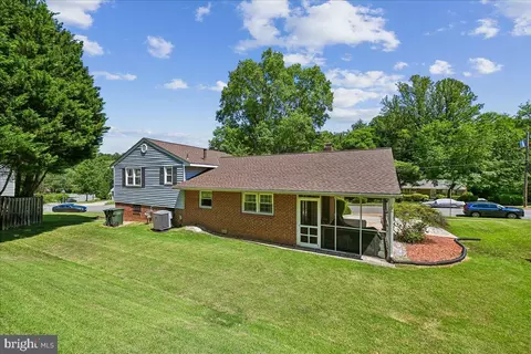 Exterior - 5643 Inverchapel Rd, Springfield, VA 22151 photo 5 of 18
