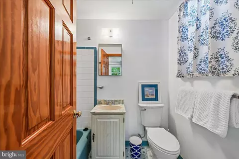 Bath - 5643 Inverchapel Rd, Springfield, VA 22151 photo 3 of 4