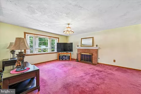 Living - 5643 Inverchapel Rd, Springfield, VA 22151 photo 1 of 8