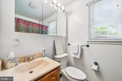 Bath - 5643 Inverchapel Rd, Springfield, VA 22151 photo 2 of 4