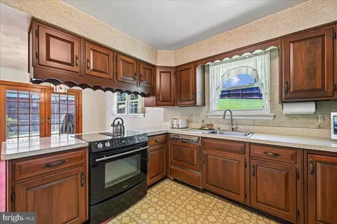 Kitchen - 5643 Inverchapel Rd, Springfield, VA 22151 photo 2 of 3