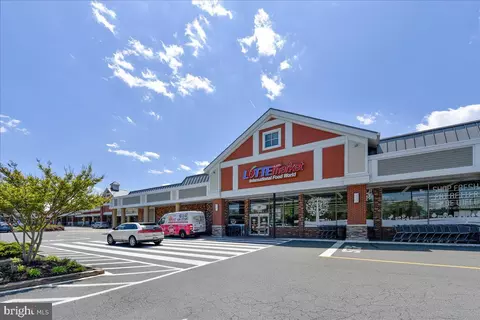 Exterior - 5643 Inverchapel Rd, Springfield, VA 22151 photo 16 of 18