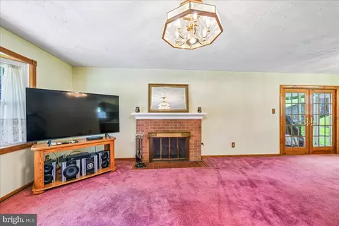 Living - 5643 Inverchapel Rd, Springfield, VA 22151 photo 5 of 8