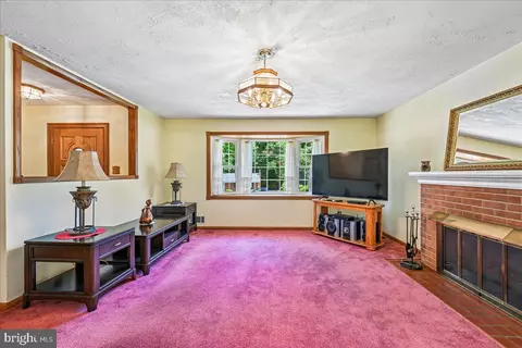Living - 5643 Inverchapel Rd, Springfield, VA 22151 photo 2 of 8