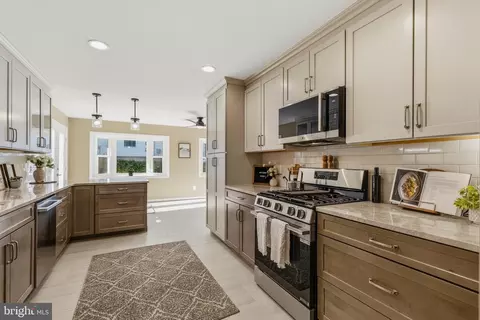 Entry Way - 8100 Ellet Rd, Springfield, VA 22151 photo 3 of 6