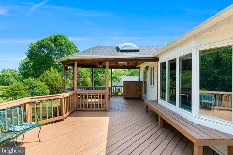 Exterior - 1601 Mary Ellen Ct, Mclean, VA 22101 photo 4 of 9