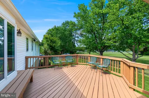 Exterior - 1601 Mary Ellen Ct, Mclean, VA 22101 photo 5 of 9
