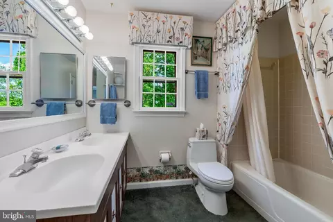 Bath - 1601 Mary Ellen Ct, Mclean, VA 22101 photo 5 of 6