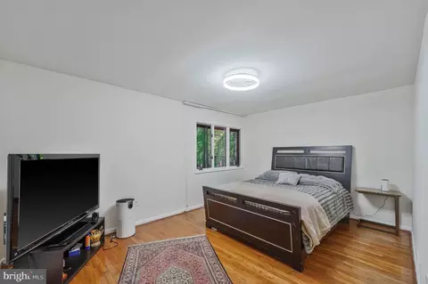 Bedroom - 2026 Hunter Mill Rd, Vienna, VA 22181 photo 6 of 9